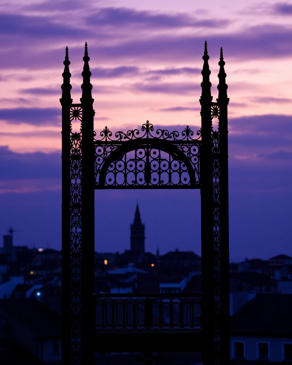 Elevador de Santa Justa in Lissabon in der Abenddämmerung